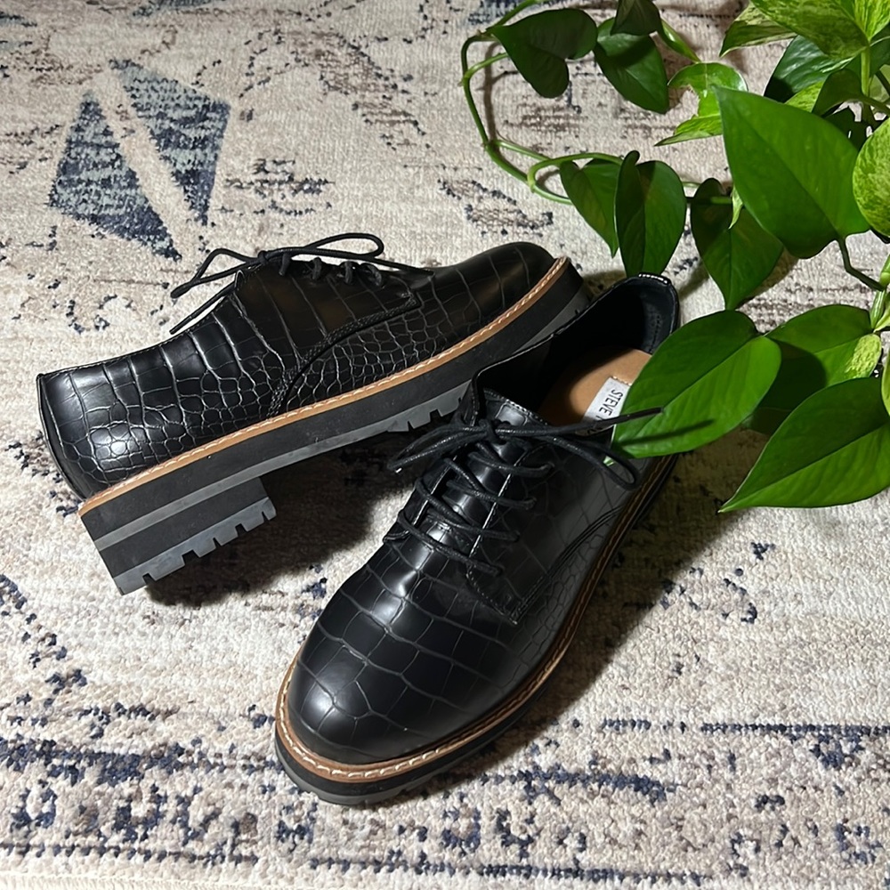 Steve Madden Terry Derby Oxford Croc Embossed Lace Up Shoe